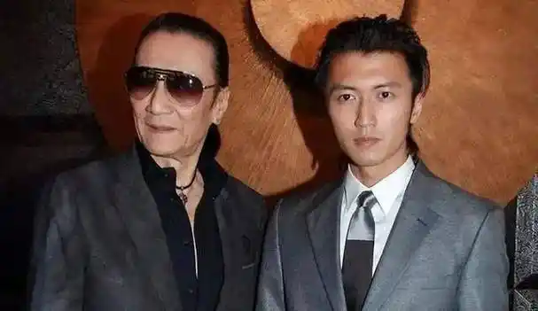 刘德华怎么也想不到,当年随口亲的婴儿,居然差点把他踢下神坛_谢霆锋