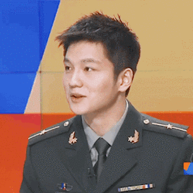 樊振东超话#樊振东原来是兵哥哥#军装照是樊振东所有图里,绝对不容
