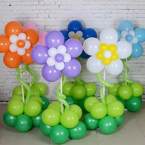 造型可以是卡通气球,也可以用颜色不同的几个气球相互配合布置,简单不