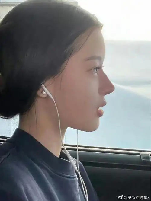 一个好看的侧脸配以高挺的鼻梁,往往是面部美学中非常吸引人的元素