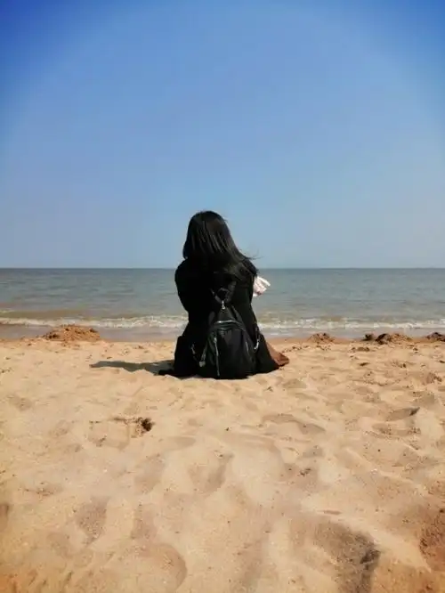 心情不好的时候,喜欢这样静静的坐在海边,听听海浪的声音