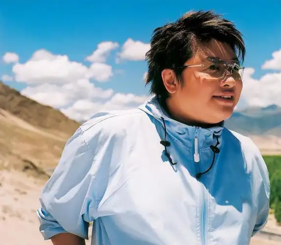 回顾歌手韩红从小和奶奶相依为命至今不婚背后原因令人心酸