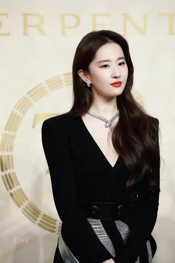 刘亦菲身材太惊艳,穿拼接深v连衣裙珠光宝气,腰臀比太好了