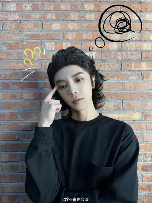 问大家都有看到华晨宇发的微博照片图嘛,每张模仿emoji的图片都好可爱