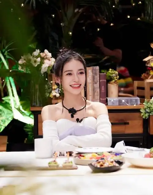 杨颖工作室曝光了杨颖在综艺《心动的信号》中最新造型,抹胸白裙,手套