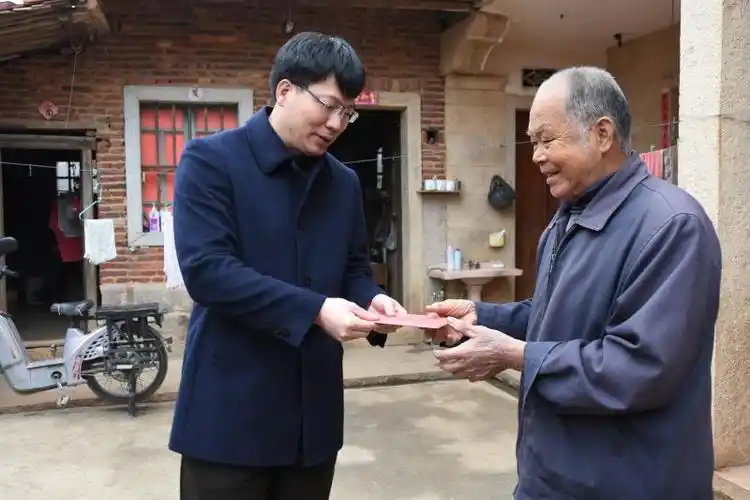 莆田秀屿区区长蔡晃走访慰问贫困家庭