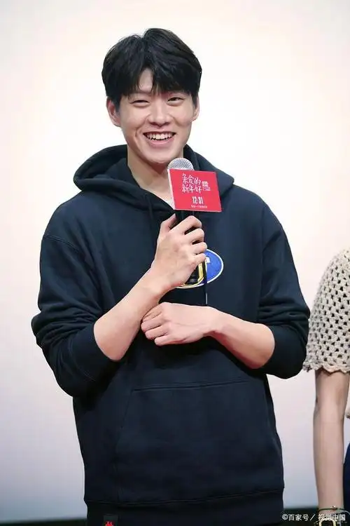 33岁的魏大勋,和杨幂传出恋情,现在是秦岚,网友:这些瓜太精彩