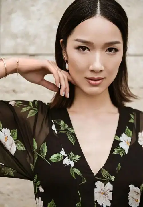 李亚男当妈后身材依然很纤细穿大面积印花连衣裙气场不输超模