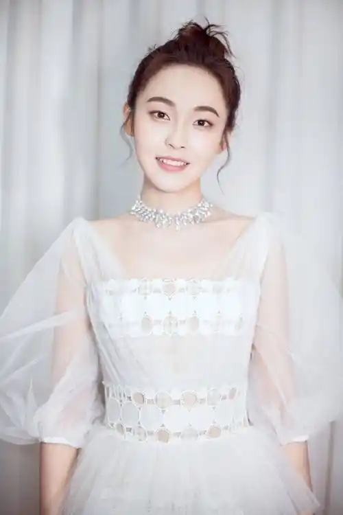 张佳宁在如懿传中饰演海兰,她的演技非常好,而且长相也很漂亮,是一个