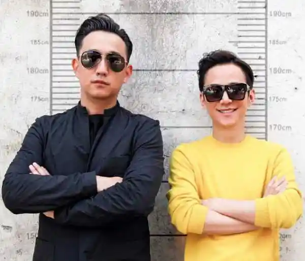 有身高量尺的墙前,黄磊的身高大约到达187cm刻度线,何炅身高则为182cm