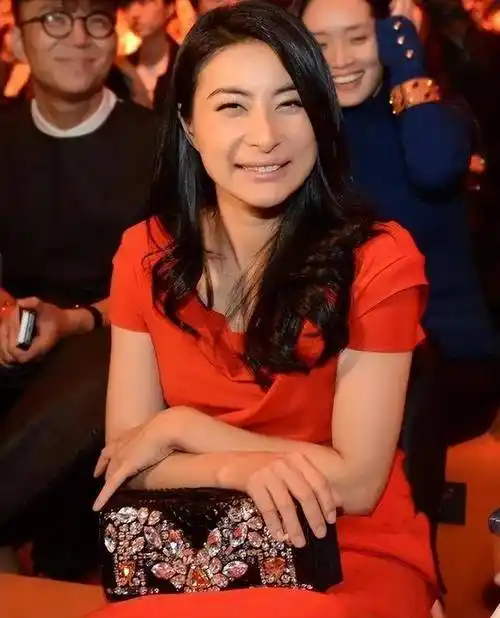 刘亦菲明明那么美,在郭晶晶身旁却成了陪衬,天仙脸输给贵妇脸_造型