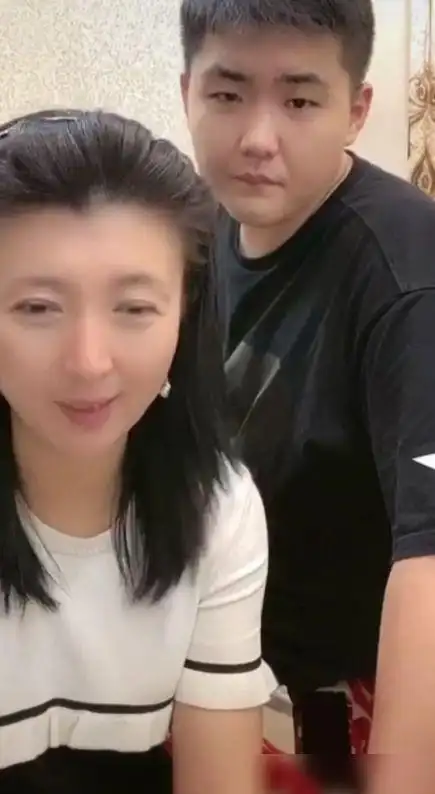 48岁闫学晶为27岁儿子未来发愁,鱼尾纹明显,言语尽显心酸!