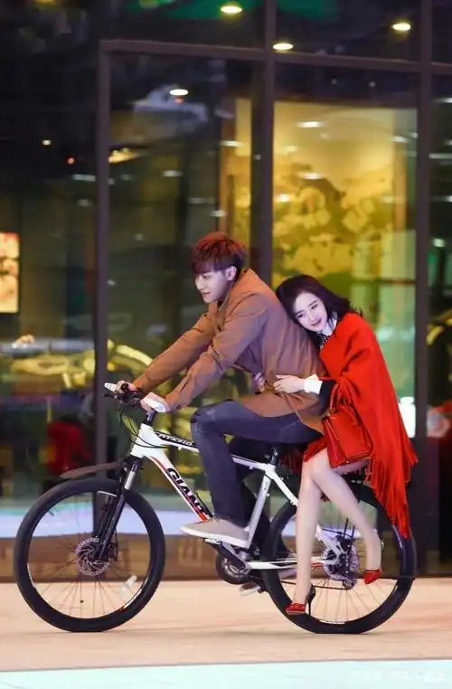 《谈判官》黄子韬杨幂美图分享,虽是"姐弟恋"但感觉好般配!