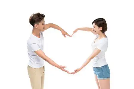 qq比心快乐的年轻情侣照片