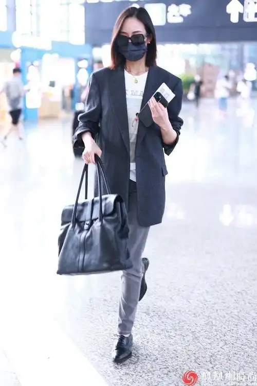 打开凤凰新                     2021年9月6日,上海,张钧甯机场街拍.