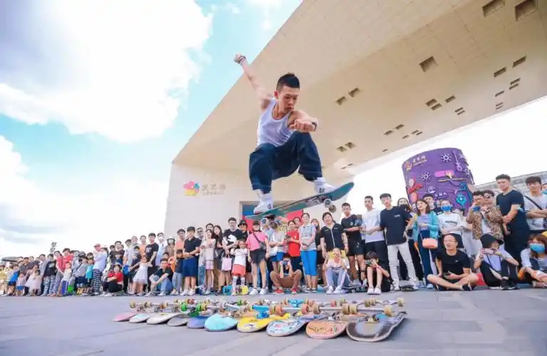 爱琴海购物公园极限运动公园热闹非凡,炫酷的滑板表演和水上比赛引得