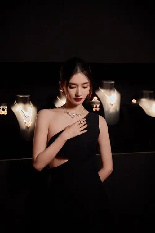 江疏影盘发黑裙造型live图