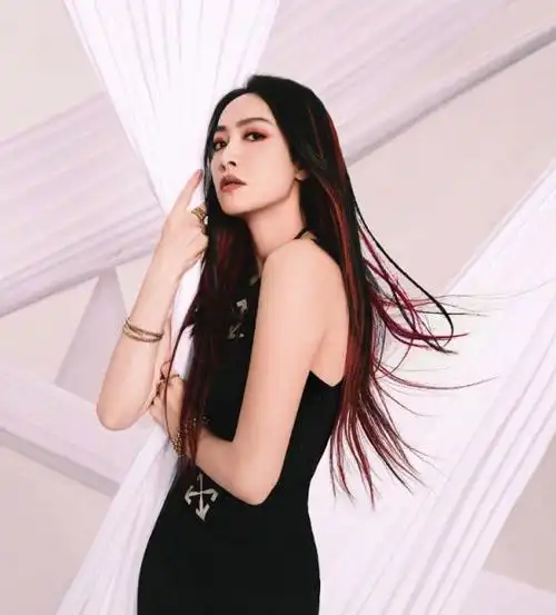 太拼宋茜腰伤未好还使劲凹造型巴掌腰吸睛无数大胆尝试挑染