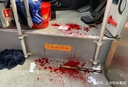 拖把拐杖齐上阵,84岁老人殴打女公交司机头破血流!还不是第一次