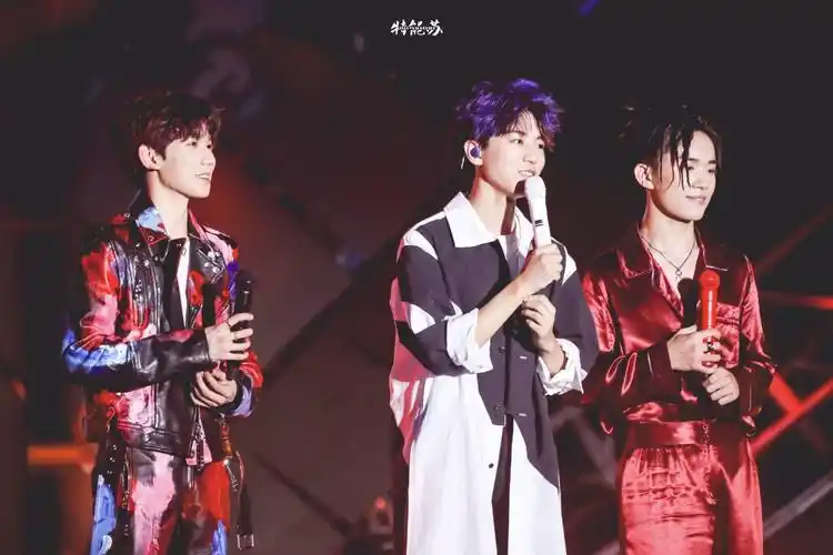 哥哥tfboys 三人 来源微博.