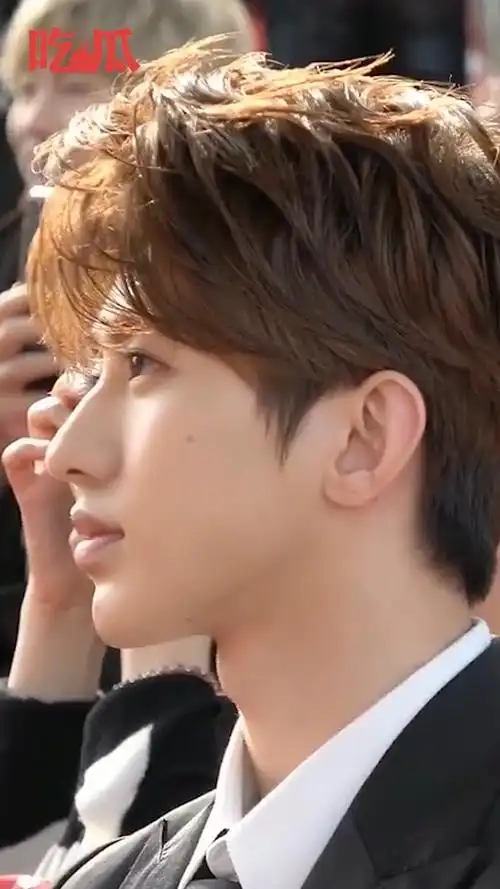 蔡徐坤近日参加活动 完美侧脸杀