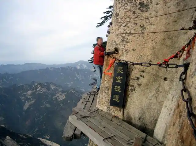 华东地区超险峻的栈道,上下落差800米,被赞"华山第一天险"