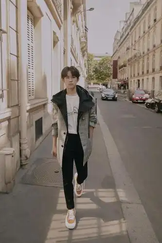 易烊千玺早秋写真