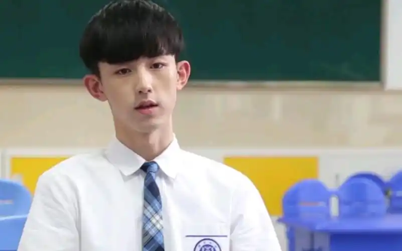 少年派郭俊辰校服采访谈钱三一很理性