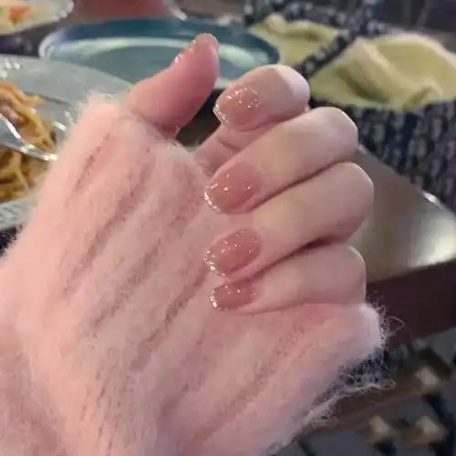 哪些颜色的指甲显手白 哪些颜色的指甲显手白呢