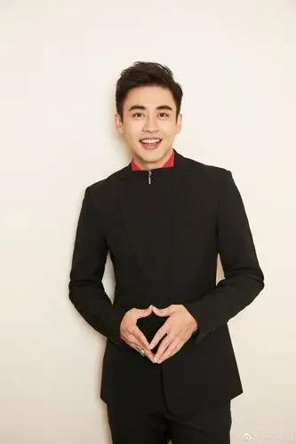 2013年,出演个人首部电视剧《神犬奇兵》 .