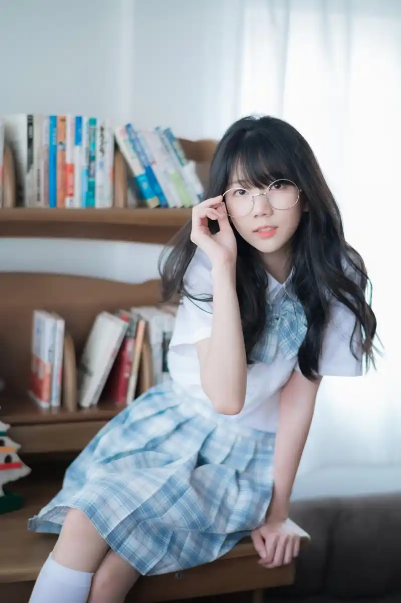 可爱的眼镜美眉穿jk出游随拍