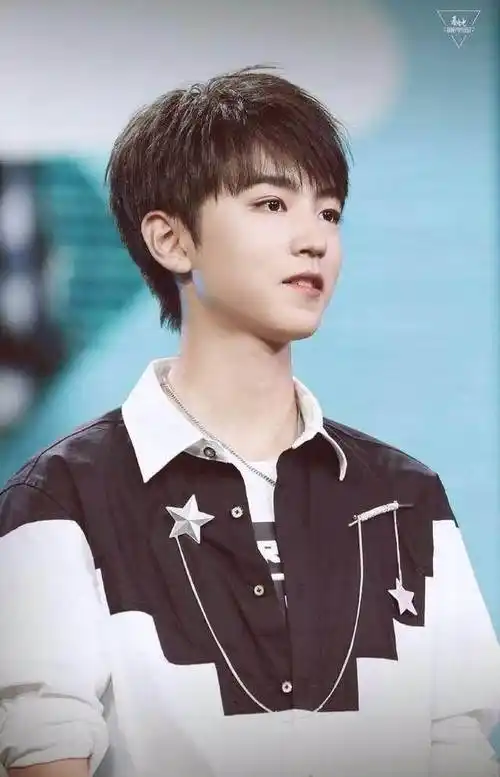 原创19岁的王俊凯用一头帅气的发型,不管正装还是私服都能很好的驾驭