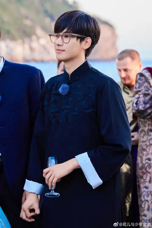 95"的杜城游:在茫茫的98海上97划呀划呀划～@演员胡先煦上才艺!