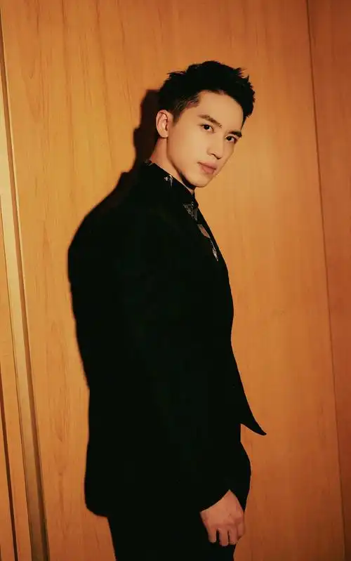 许魏洲酷帅养眼写真图片