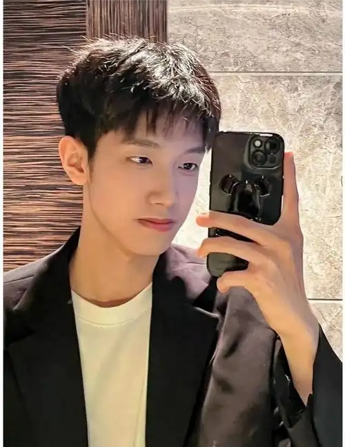 中式复古发型男中长发(今秋最帅男发15款)