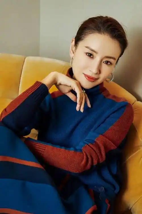 43岁董洁直播竟现惊人之举!反穿瑜伽裤,身材变化让全场屏住呼吸.