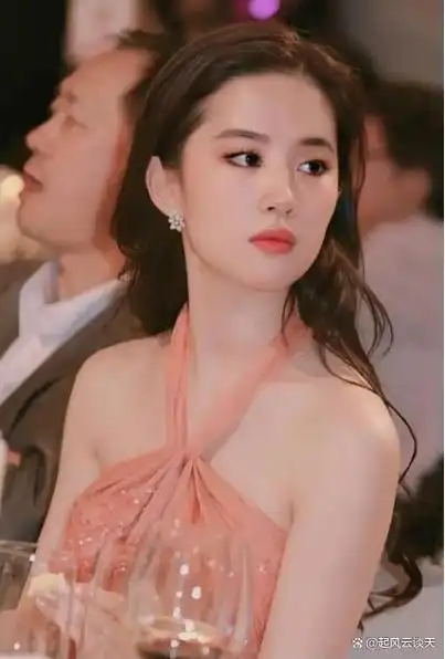 刘亦菲单身之谜:美到没人敢娶?看完照片你就懂!