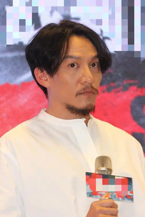 张震白衬衫搭帆布鞋显文艺 大赞廖凡第一帅!