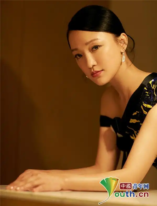 周迅金鸡百花电影节拍写真 穿刺绣裙显端庄大气