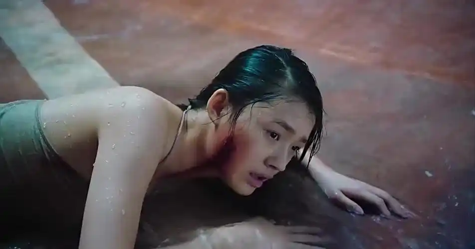 美人鱼林允在海底游湖面上已经暴露了