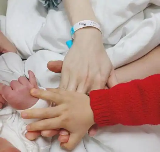 吴敏霞在社交平台上晒出一家四口手拉手的合照,很是温馨,她还配了一条