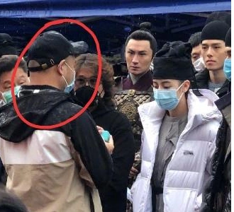 粉丝求婚太疯狂:不少女明星被下跪受惊吓,肖战被投资5亿当嫁妆