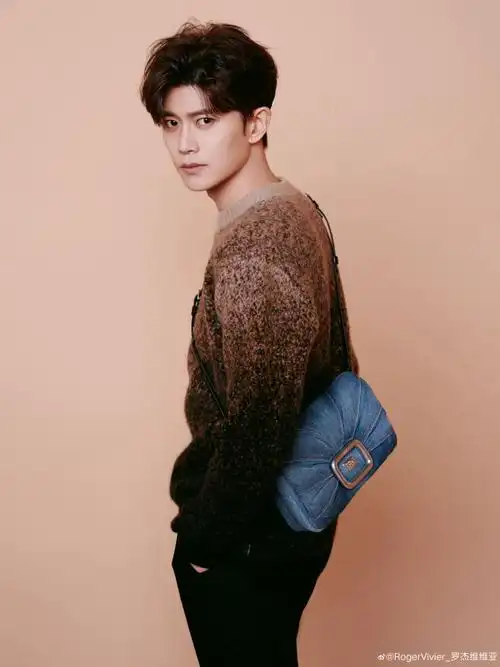 rogervivier2024春夏系列##rogervivier品牌代言人任嘉伦##扣任心弦