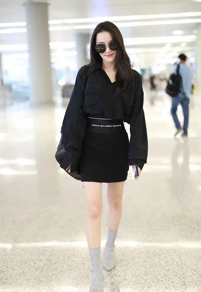 32岁张馨予产后高调回归,全黑造型机场秀,涂红唇气场全开!