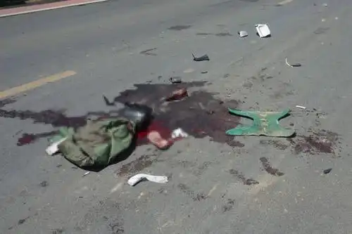 新余这里发生一起交通事故一摩托车驾驶员双腿被货车碾压