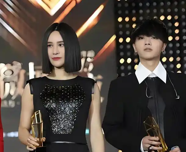 在舞台上,华晨宇表现得"神神叨叨",令人意外的是,他与尚雯婕展现出了