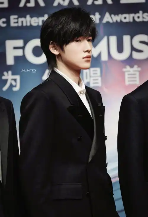 时代少年团tmea西装造型#宋亚轩tmea盛典红毯造型饭拍黑色西装讣抖