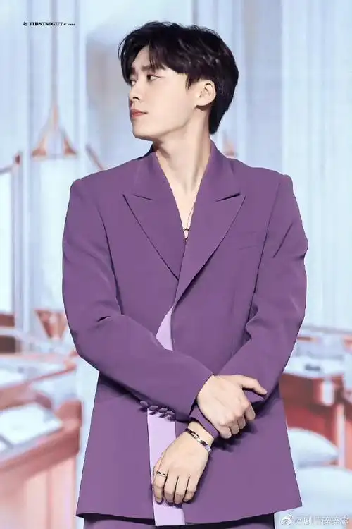 张艺兴,陈立农近期紫色造型太帅了点吧,最爱李易峰的紫色西装深v无内