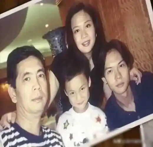 陈伟霆家宴曝光!哥哥帅气不输明星弟弟,高颜值妈妈抢镜!