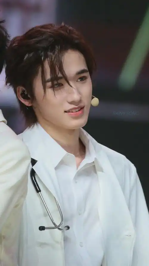 宋亚轩超话#宋亚轩#帅哥没惹任何人07闲来无事不如看看生图@时代